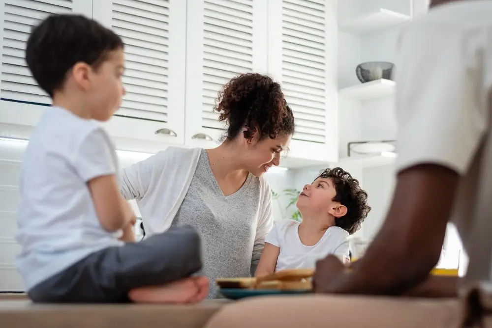 Lắng Nghe Trẻ Tự Kỷ: Cách Hiểu Và Giải Quyết Các Vấn Đề Của Con