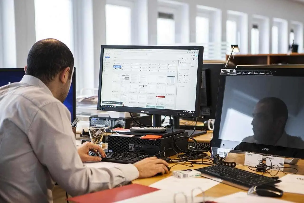 Câu Chuyện Thành Công: Từ Trẻ Tự Kỷ Đến Nhà Khoa Học
